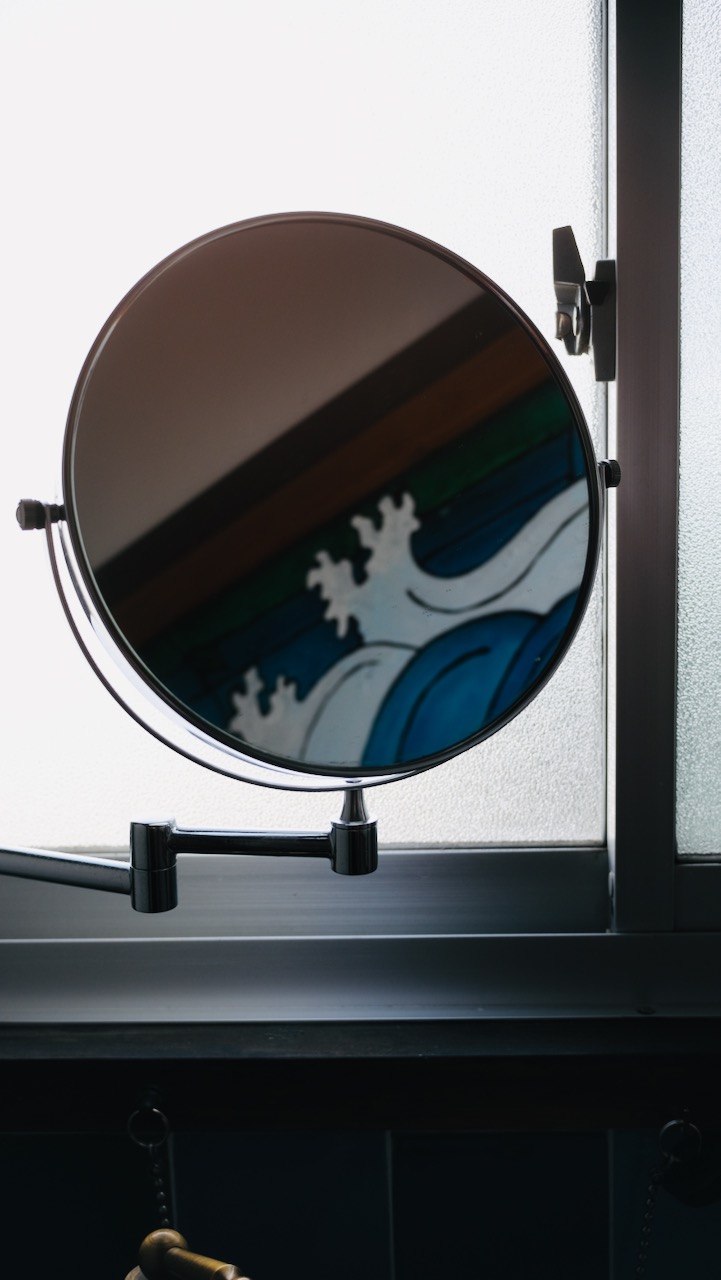 reflection of mount-fuji-curtain in the mirror