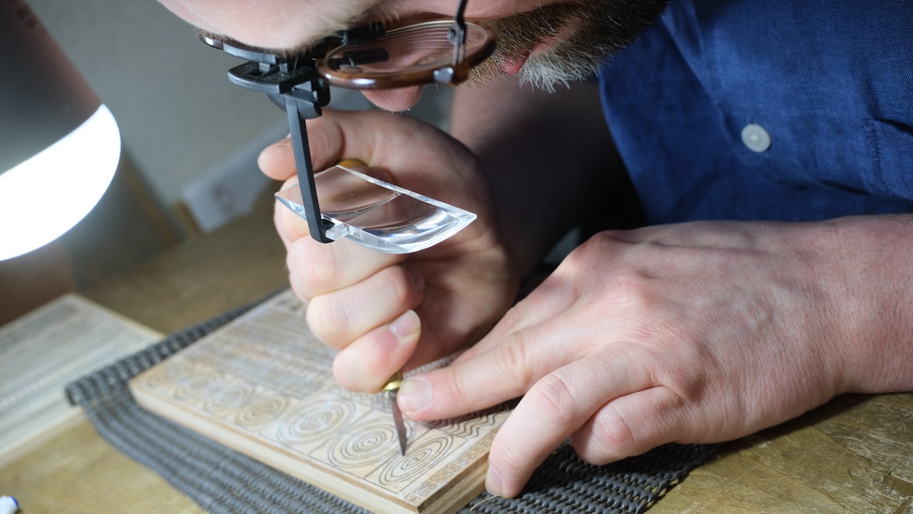 vladimir is cutting his plate