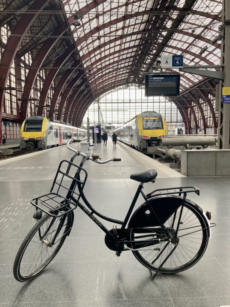 Kamishibai bicycle in the Antwerp railway station